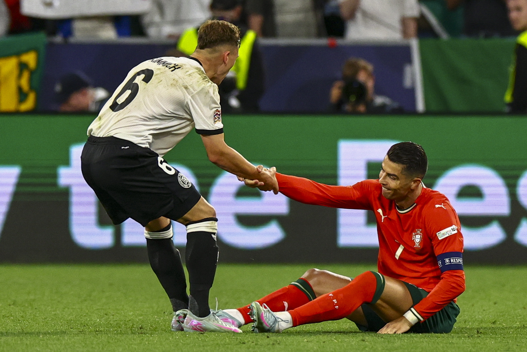 葡萄牙体育发布备战花絮；窗口期手感冰凉；法甲任务艰巨；身体对抗强度拉满的简单介绍