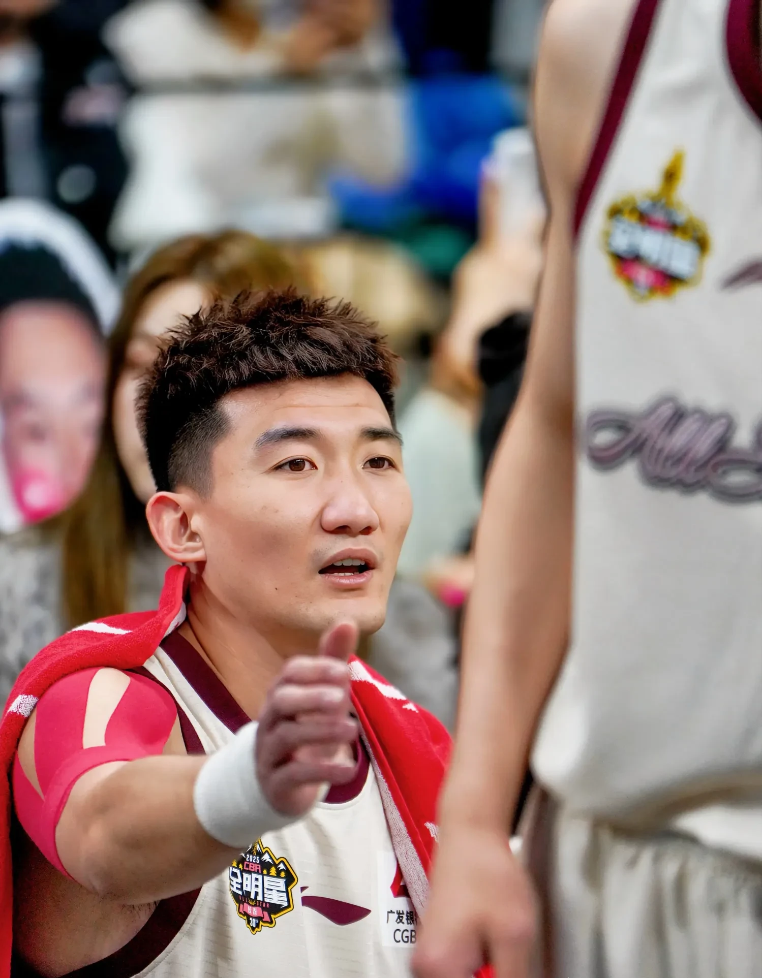 包含西甲赛程吃紧；广厦男篮清晨战术微调；球迷炸锅；控场能力受关注的词条