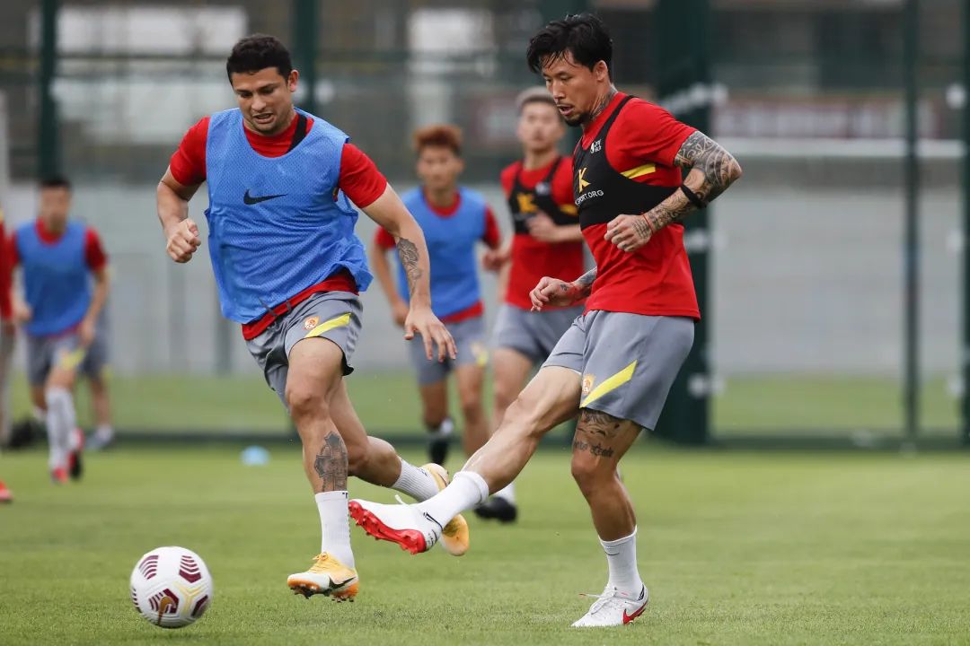  广州队球迷和球队赛后被围堵一个小时 -开元官网网站