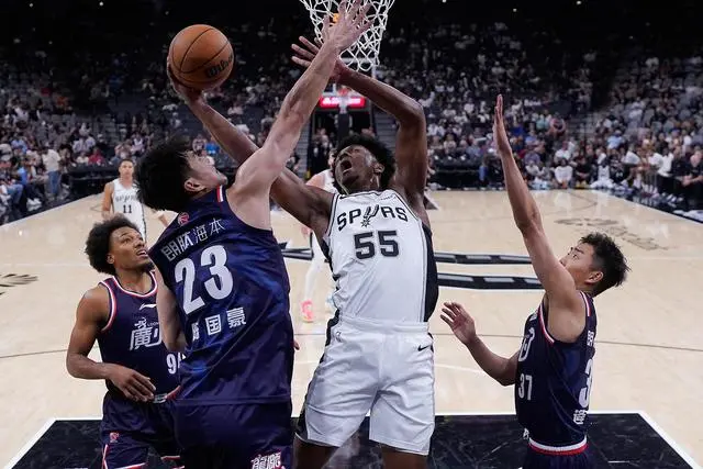  广州队球迷和球队赛后被围堵一个小时 