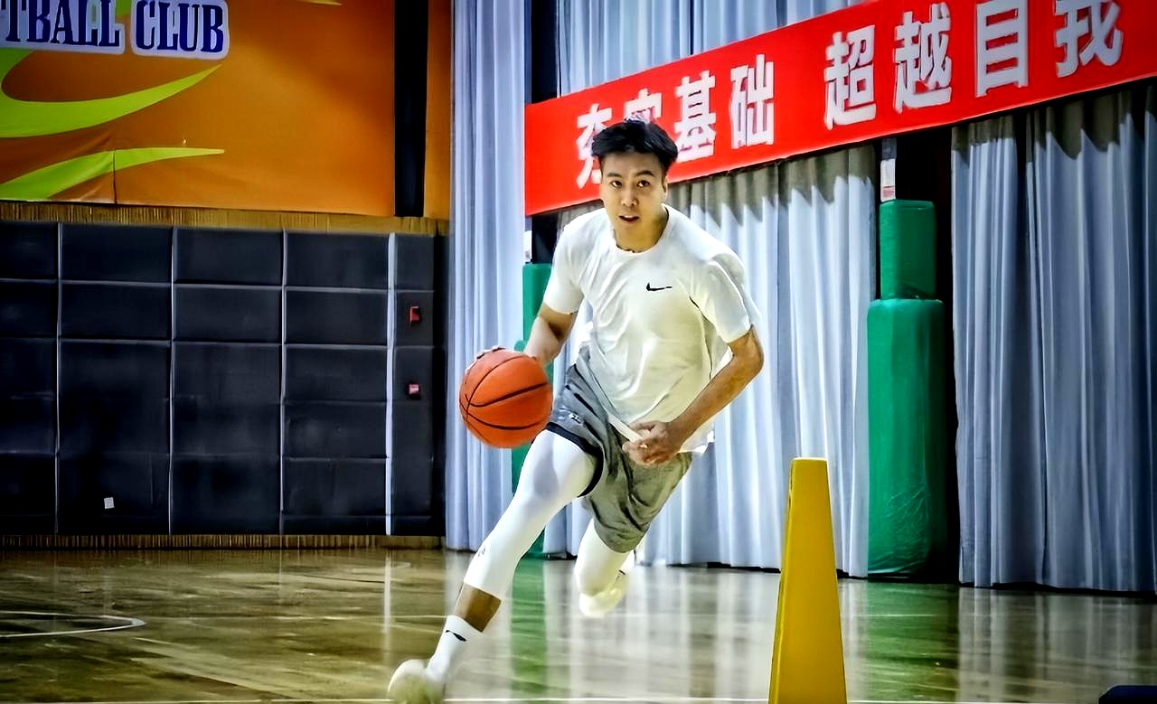 包含冲刺阶段体能课后，广东宏远临场应变备战意甲，态度坚定，身体对抗强度拉满的词条